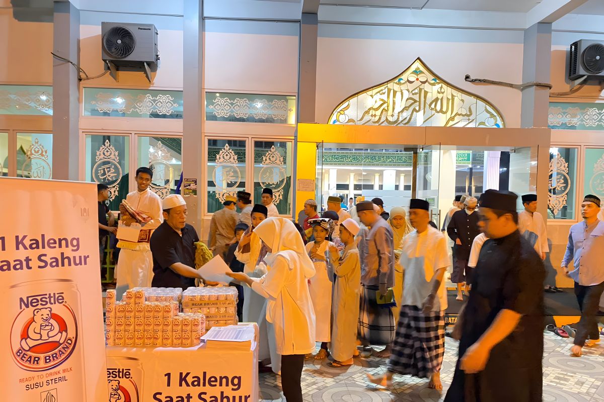 Bear Brand bagikan produk untuk 700 masjid di Indonesia