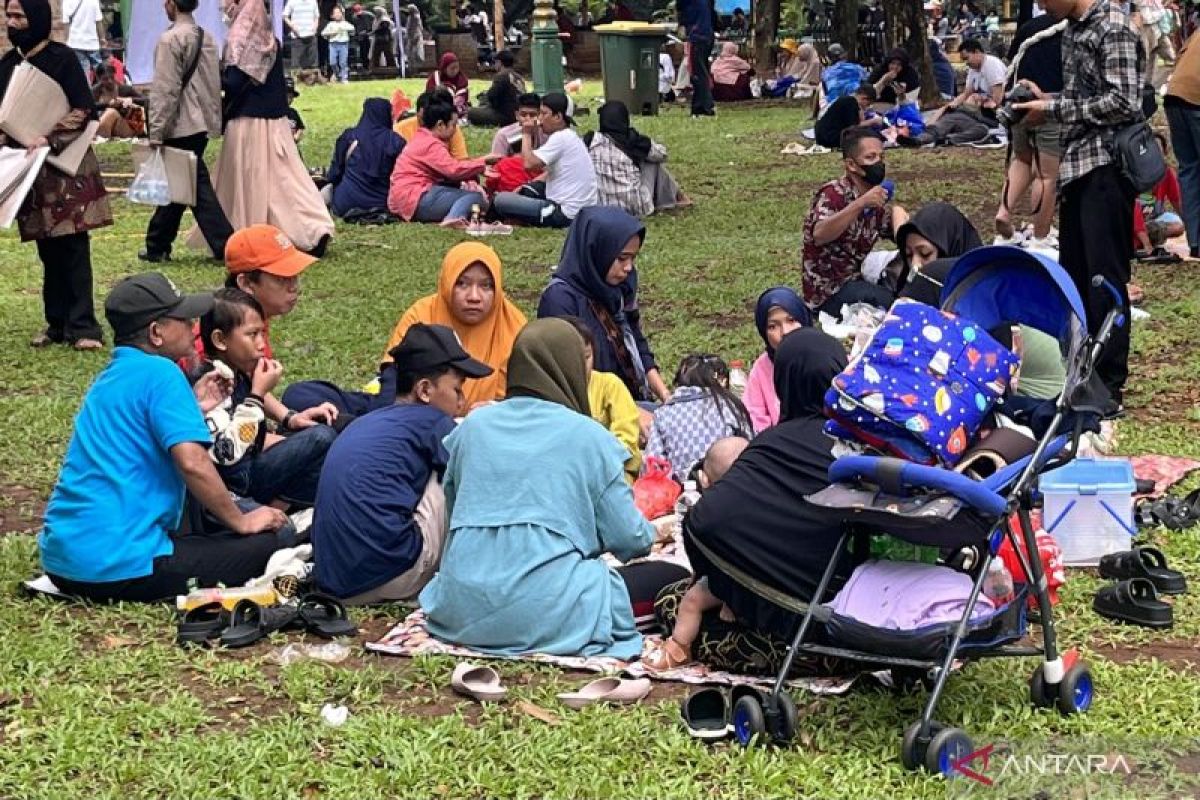 Pengunjung Ragunan nikmati piknik sebagai momen kumpul keluarga