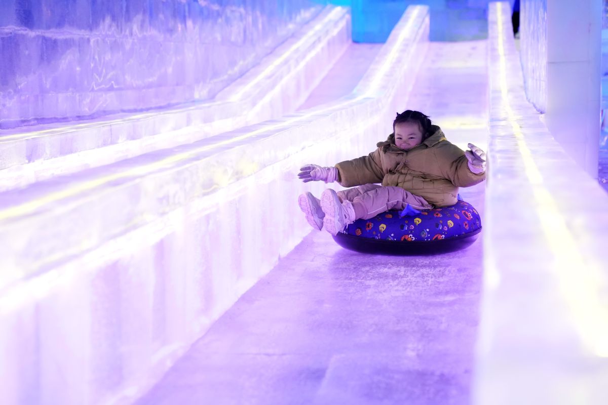 Harbin “Kota Es” China sambut taman hiburan salju “indoor” terbesar
