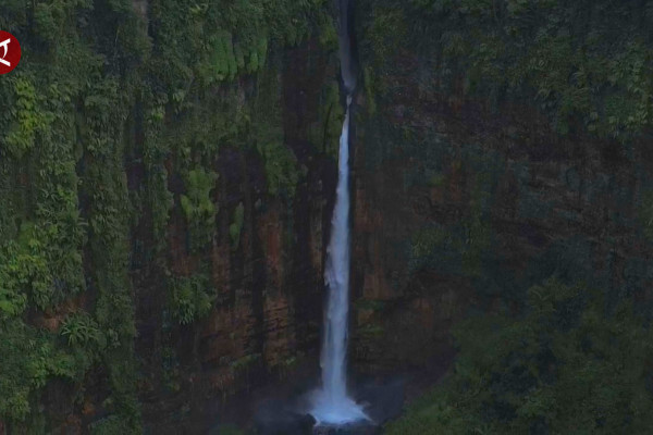 Mengintip keindahan air terjun Kapas Biru di Lumajang